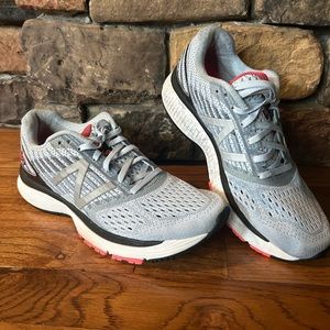 New Balance 860 V9  women size 8 GUC!